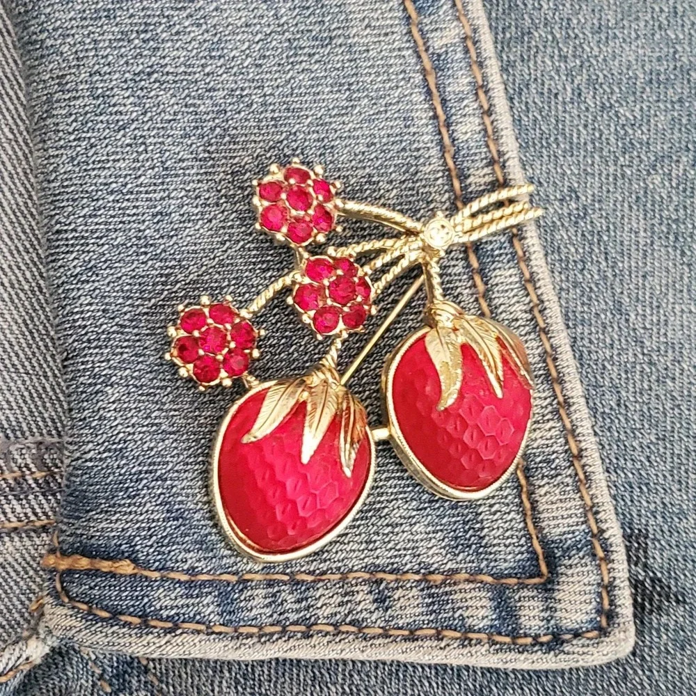 Sarah Coventry Vintage Red Strawberry Rhinestone Brooch Gold Tone Fruit Pin